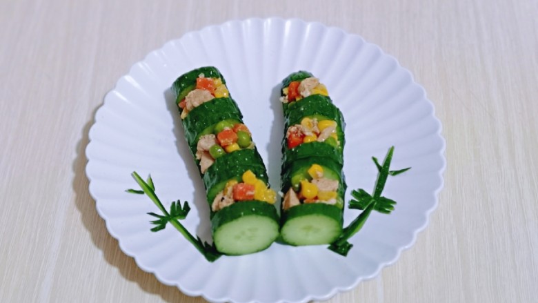 迎新春美好寓意~翠竹报春,把黄瓜里面的瓤挖空,这样黄瓜盅就做好啦!摆放在盘子中,用黄瓜皮做两根竹子做装饰,再用黄瓜皮剪出叶子,装饰竹子上,把炒好的鸡肉丁装入黄瓜盅里即可食用。