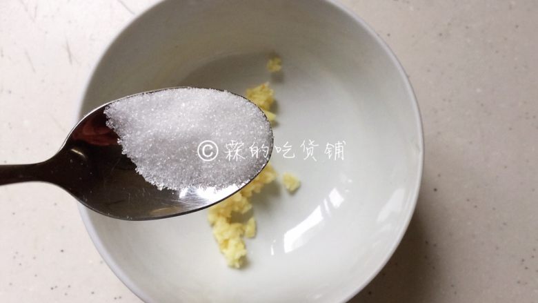 红绿配 荷兰豆拌北极贝,接着调酱汁，蒜切成末，加入细砂糖