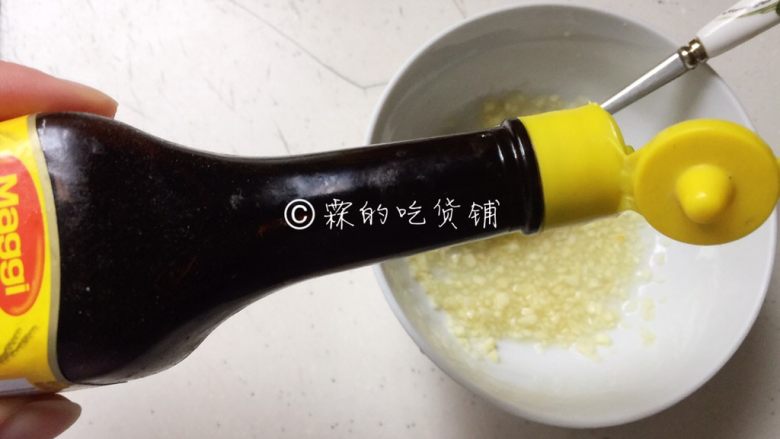 红绿配 荷兰豆拌北极贝,可以选择再滴上两滴鲜味汁,搅匀至糖融化