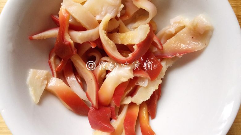 红绿配 荷兰豆拌北极贝,<a style='color:red;display:inline-block;' href='/shicai/ 207'>北极贝</a>也切成丝,不过不要太细,太细就没有口感了