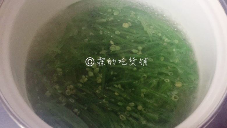 红绿配 荷兰豆拌北极贝,水里汆烫一下