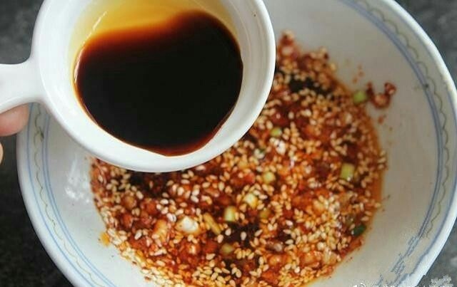 快手麻辣面,加入适量生抽,也可以加点醋和喜欢的调料。