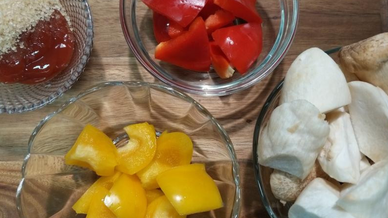 【糖醋杏鲍菇】素食年菜,杏鲍菇切滚刀块或片,红黄甜椒先切成宽粗条,再切成三角片。