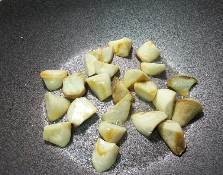 【糖醋杏鲍菇】素食年菜,乾煎一会后,加入事先做好的姜油续煎杏鲍菇。 也可以先把姜片爆香,再煎杏鲍菇。
姜油做法很简单,用低温爆香姜片,之后把油沥出备用。