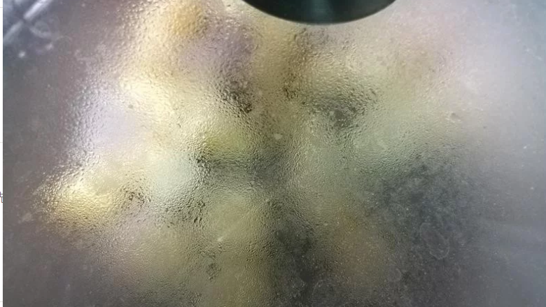 【糖醋杏鲍菇】素食年菜,杏鲍菇煎到各面金黄上色后,可以盖上盖子加速软化熟成。
因為是切滚刀块,有相当的厚度,所以要一些时间才能煎熟。