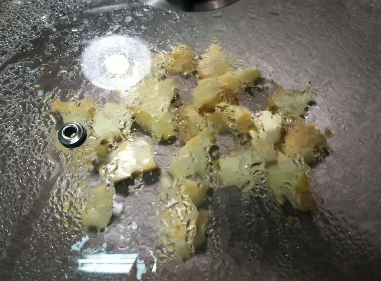 【糖醋杏鲍菇】素食年菜,盖上盖子后大约两分鐘左右,会看到盖子又变透明了 这时候可以开盖 检查看看杏鲍菇熟了没, 若还没软熟可以再多闷一会儿。