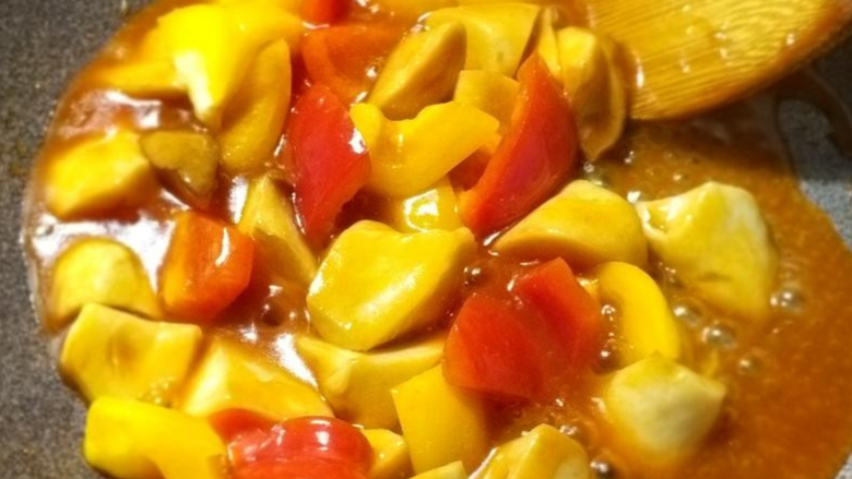 【糖醋杏鲍菇】素食年菜,勾芡后后加入甜椒片,略為拌炒即可起锅。
甜椒可以生吃,所以不炒太软,口感较佳。