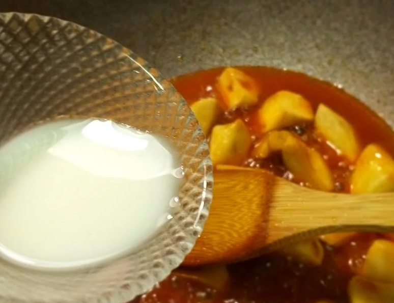 【糖醋杏鲍菇】素食年菜,先试试味道,确认是自己喜欢的以后,加入<a style='color:red;display:inline-block;' href='/shicai/ 539'>太白粉</a>水勾芡。
若不够酸加白醋, 不够甜加糖 ,番茄味这样不足加番茄酱。
正常是 比例水糖酱醋是1:1:1:1,可依照个人口味调整。