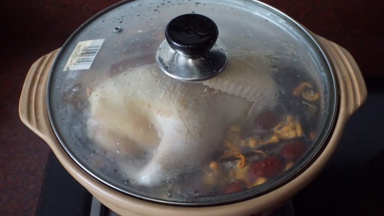 灵芝虫草花鸡汤,最后盖上锅盖,大火烧开后转小火慢炖2小时,再放入枸杞和竹笙继续煲1小时