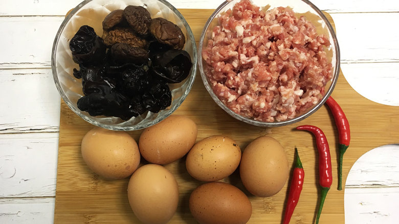 蛋花肉丸,准备好材料,开始动手