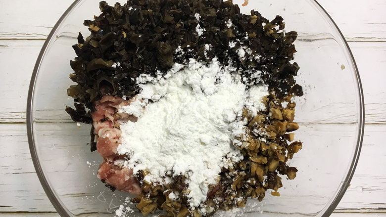 蛋花肉丸,先将香菇、木耳提前侵泡好，切成碎末，与肉末一起放入碗中。加入适量的盐、<a style='color:red;display:inline-block;' href='/shicai/ 788'>生抽</a>、<a style='color:red;display:inline-block;' href='/shicai/ 718'>料酒</a>、蚝油、一个<a style='color:red;display:inline-block;' href='/shicai/ 9'>鸡蛋</a>拌匀，腌制半小时让肉馅更入味
