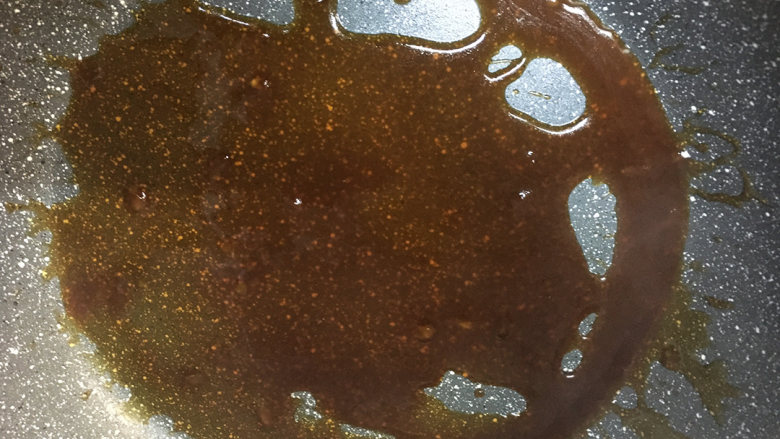 蛋花肉丸,锅中加蚝油生抽,再加一点水淀粉勾芡
