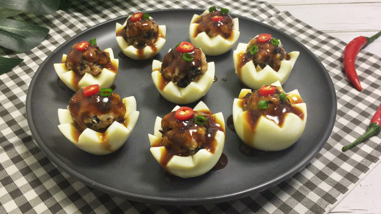 蛋花肉丸,淋在鸡蛋上就完成啦