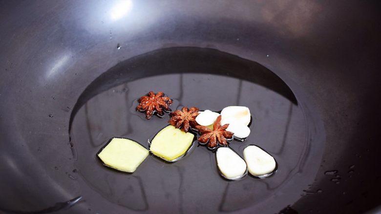 东北乱炖,锅中倒入适量的食用油烧热,放入姜、蒜、<a style='color:red;display:inline-block;' href='/shicai/ 695'>八角</a>爆香