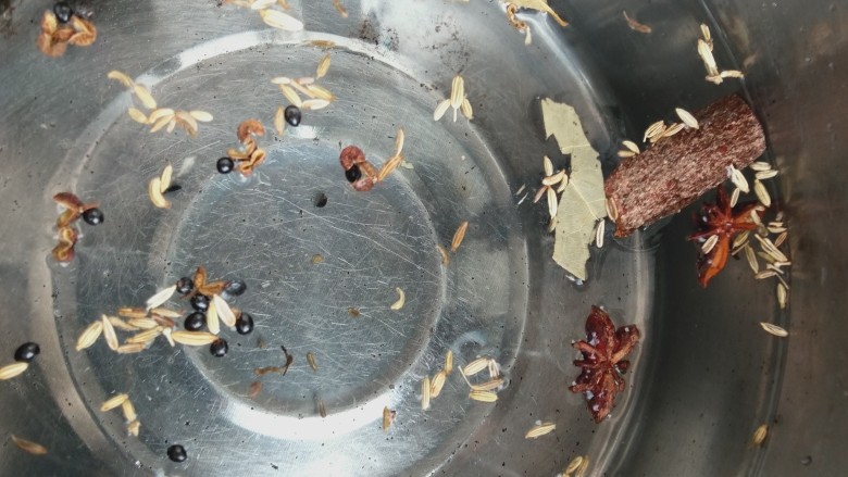 香辣鸡腿,另起一个锅,加适量的清水、桂皮、小茴香、麻椒、八角