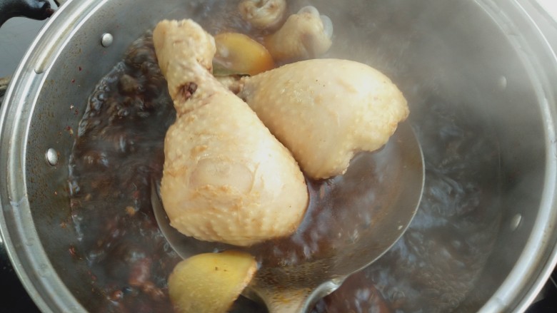 香辣鸡腿,捞出(想要更入味,可以放汤里多腌些时间)