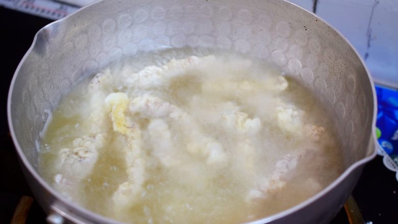 椒盐排条,锅中倒入适量的食用油烧至7-8成热,放入猪肉条,炸至淡黄色