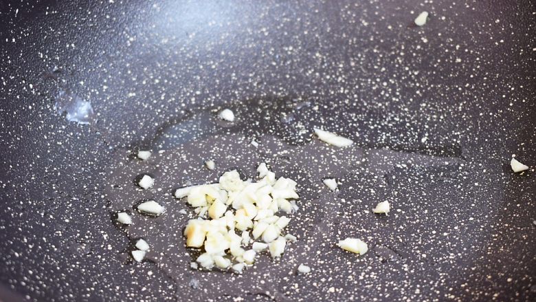 椒盐排条,另起锅倒入适量的食用油烧热,放入蒜末爆香