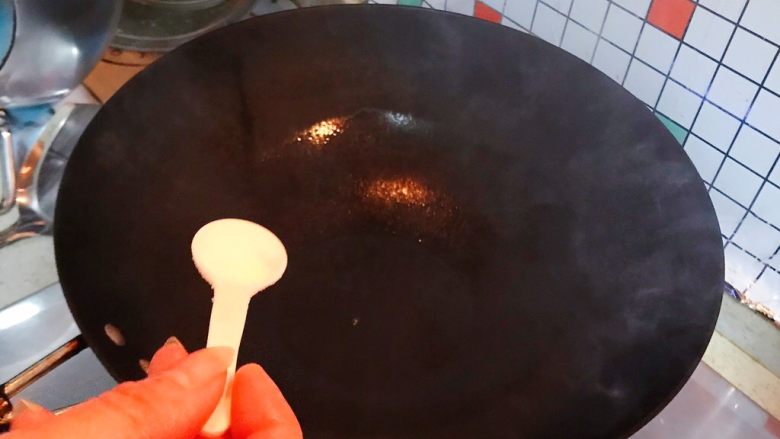 豆瓣酱千岛湖鱼头豆腐,如果你用的不是不粘锅,那就在油里面加一小勺细盐,这样子鱼就不会黏锅了