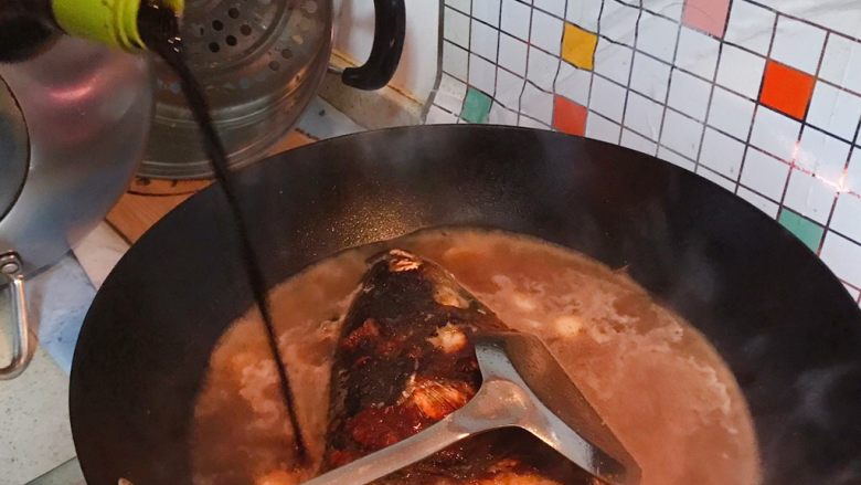 豆瓣酱千岛湖鱼头豆腐,加适量酱油,然后盖上锅盖,转中小火,煮15分钟