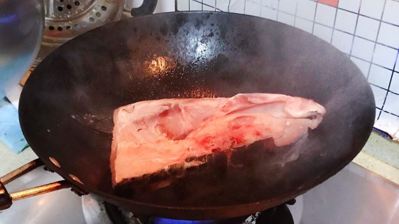 豆瓣酱千岛湖鱼头豆腐,待锅内油热,下鱼头