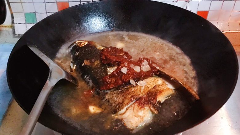 豆瓣酱千岛湖鱼头豆腐,然后加入热开水,水量和图片中那么多就差不多了