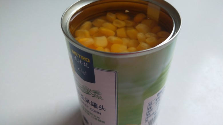 松仁玉米 新文美食,罐头玉米一罐倒出来控掉水。