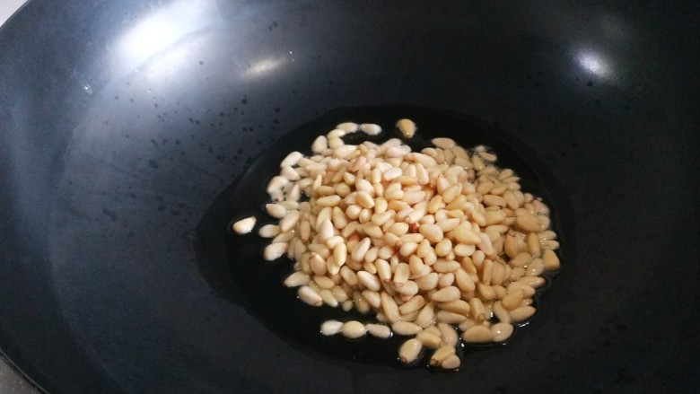 松仁玉米 新文美食,锅中倒入适量油烧热,倒入<a style='color:red;display:inline-block;' href='/shicai/ 2529'>松仁</a>炒黄。