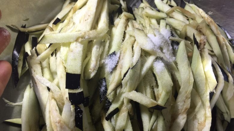 凉拌生茄子🍆,加入适量盐(盐🧂会等下洗掉所以加多加少都可以)