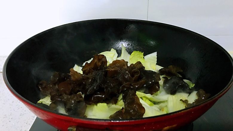大白菜炒木耳,紧接着加入木耳。大火翻炒三分钟左右,其间加入<a style='color:red;display:inline-block;' href='/shicai/ 744'>五香粉</a>和醋。炒蔬菜时候用大火快炒,减少蔬菜营养流失。
