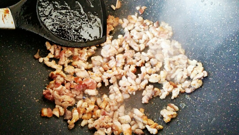 #猪年#辣子肉,热锅凉油放入肉末,炒至变色