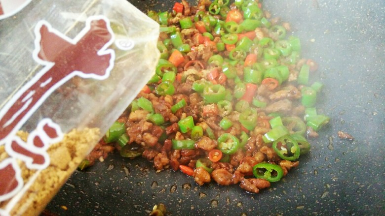 #猪年#辣子肉,继续炒均匀之后,出锅之前加适量的13香和食盐
