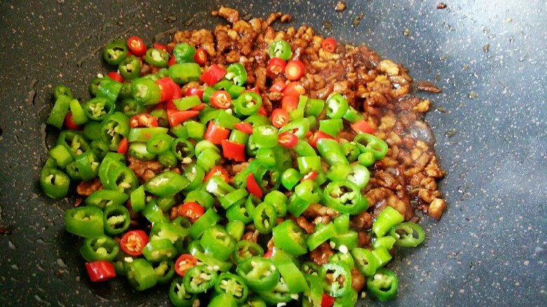#猪年#辣子肉,肉末炒匀上色之后,会变得比较干一些,这个时候就可以把辣椒放进去
