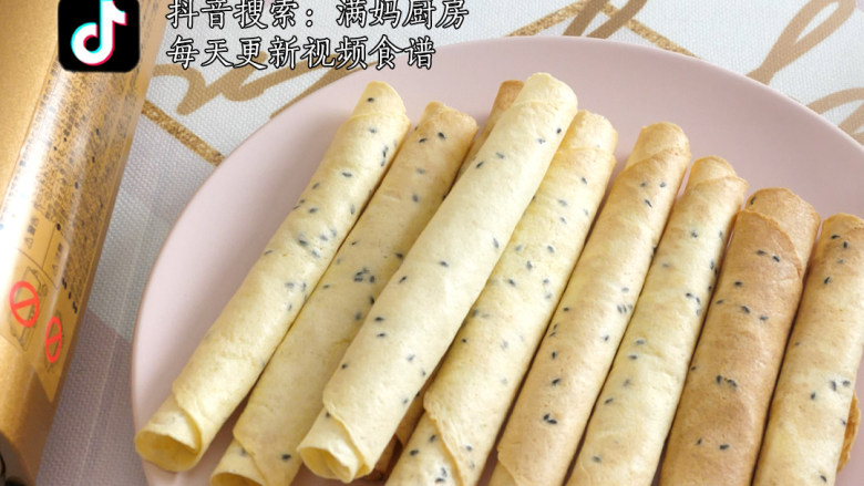 香脆芝麻蛋卷 超酥脆,出锅后放到盘子中,平铺晾凉(这个时候软是正常的,不用担心失败,凉了就会脆了,这时不要装袋或者放入密封容器,一定要完全凉了再密封)