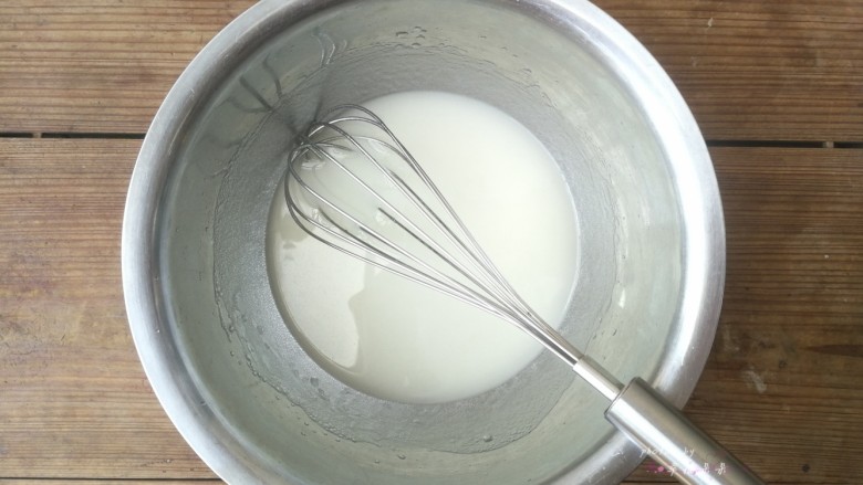 彩绘玫瑰蛋糕卷,用手抽搅拌乳化,至浓稠状