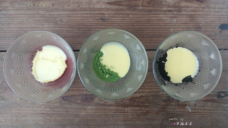 彩绘玫瑰蛋糕卷,红曲粉、抹茶粉和<a style='color:red;display:inline-block;' href='/shicai/ 211839'>竹炭粉</a>分别放入三个小碗中,在每个小碗中分别舀入一大勺子(约15g)步骤7做好的蛋黄糊
