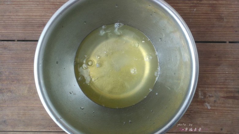 彩绘玫瑰蛋糕卷,蛋清中加入少许盐,开始用电动打蛋器打发