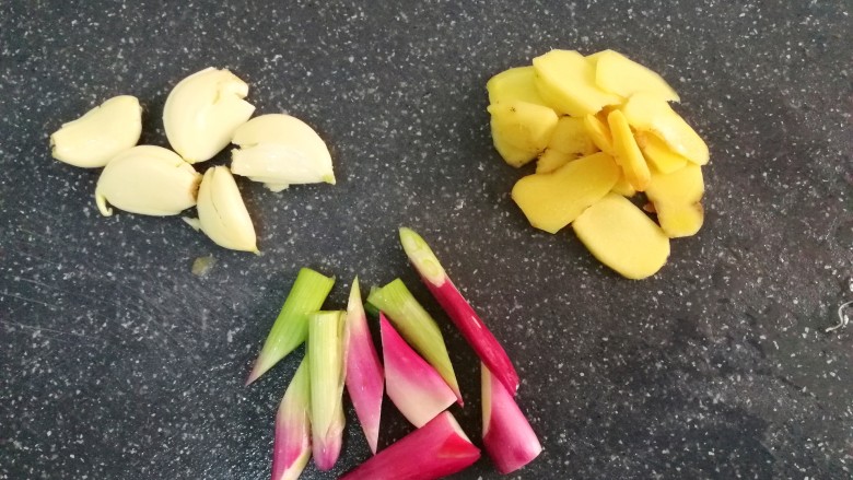 砂锅鱼头豆腐煲,蒜头拍扁,姜切片,葱白切段