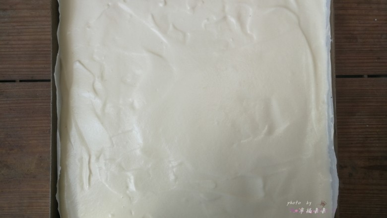 彩绘玫瑰蛋糕卷,用刮板轻抹表面的蛋糕糊,往烤盘四周推送,使蛋糕糊平整