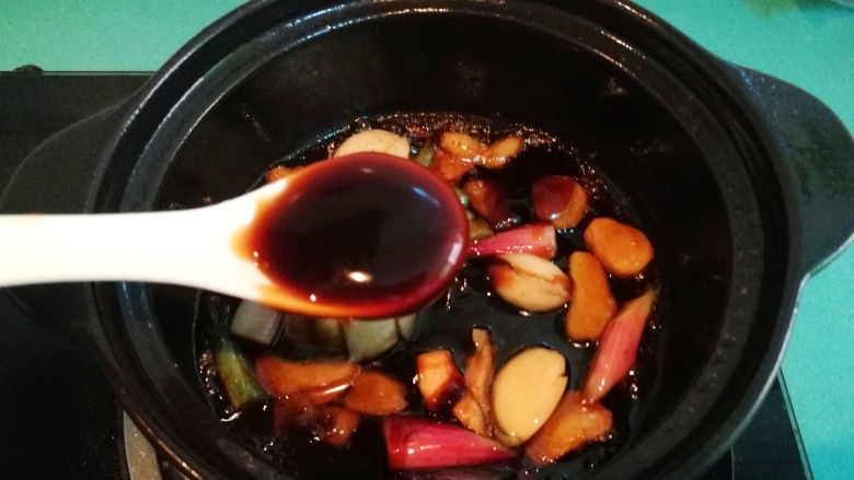 砂锅鱼头豆腐煲,一汤匙<a style='color:red;display:inline-block;' href='/shicai/ 721'>蚝油</a>,和适量十三香
