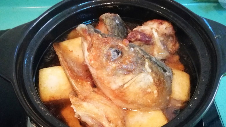 砂锅鱼头豆腐煲,加入适量的开水,盖上盖子中大火煮十五分钟