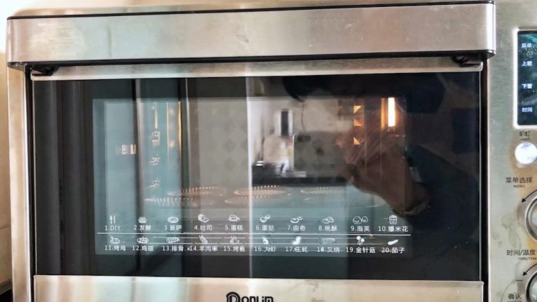 黑米杯子蛋糕,12、烤箱140度上下火预热好,放入模具烘烤28分钟后取出放凉备用。