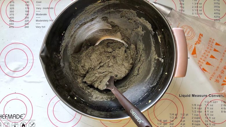 黑米杯子蛋糕,15、打至完全融合、顺滑的状态。