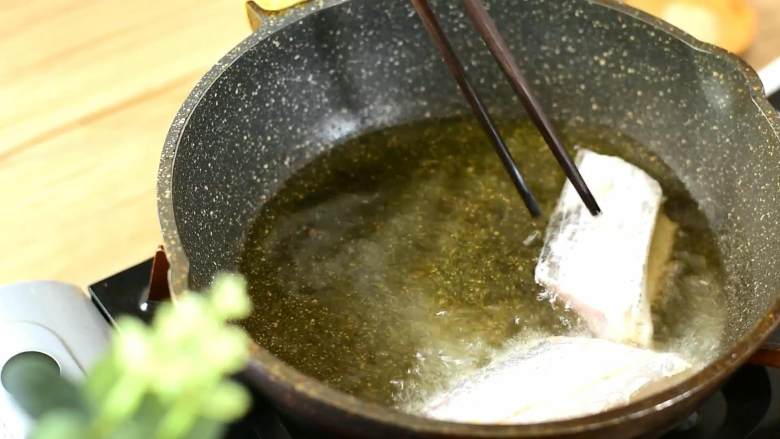 红烧带鱼,本帮经典家常菜轻松掌握,油温7成热,转中火开始煎带鱼。
