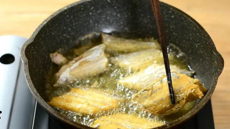 红烧带鱼,本帮经典家常菜轻松掌握,轻轻晃动锅子,鱼能滑动时翻面,煎至两面金黄盛出。