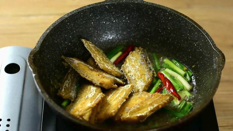 红烧带鱼,本帮经典家常菜轻松掌握,将带鱼回锅,调入醋、生抽、老抽、胡椒粉、白糖。