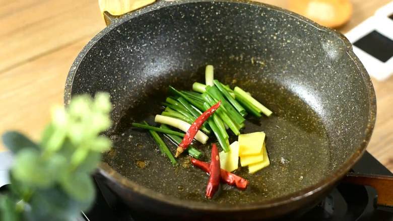 红烧带鱼,本帮经典家常菜轻松掌握,留少许油下姜片、葱段、干辣椒炒香。