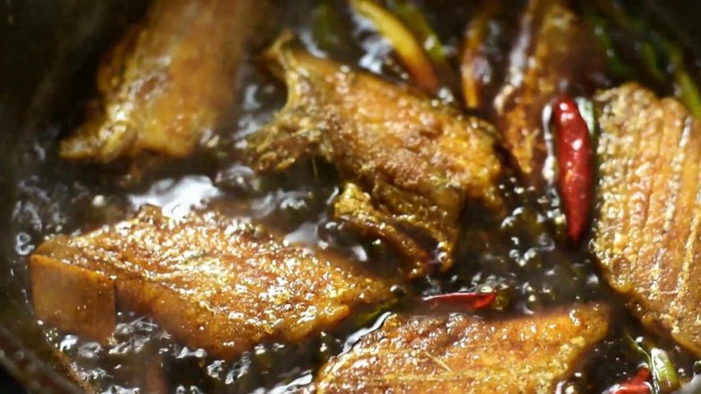 红烧带鱼,本帮经典家常菜轻松掌握,倒入差不多没过鱼身的开水,中小火炖煮入味,汤汁变稠后即可。