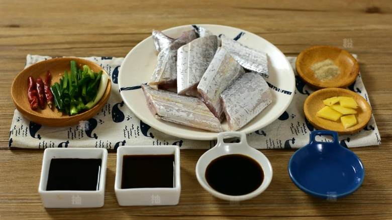 红烧带鱼,本帮经典家常菜轻松掌握, ·食材·
【主料】:<a style='color:red;display:inline-block;' href='/shicai/ 386'>带鱼</a>
【辅料】:干辣椒|香葱|生姜|胡椒粉|老抽|生抽|醋|白酒
