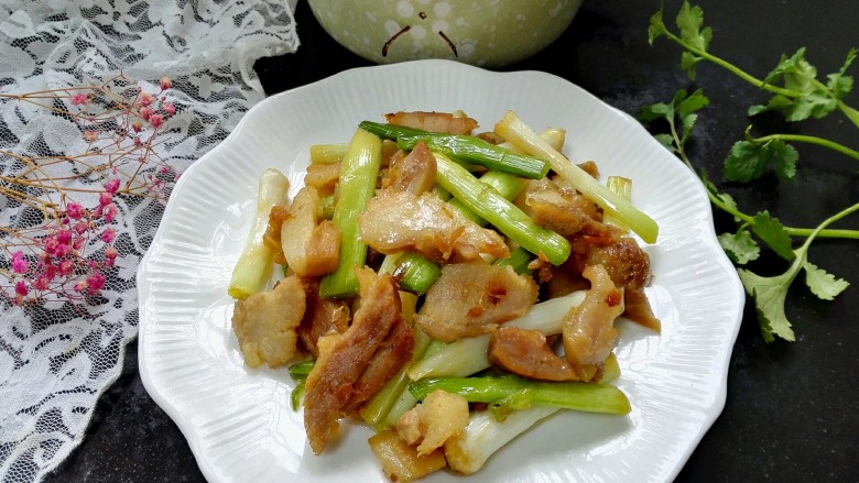 #猪头#大蒜炒猪头肉,拍上成品图,一盘美味的大蒜炒猪头肉就完成了